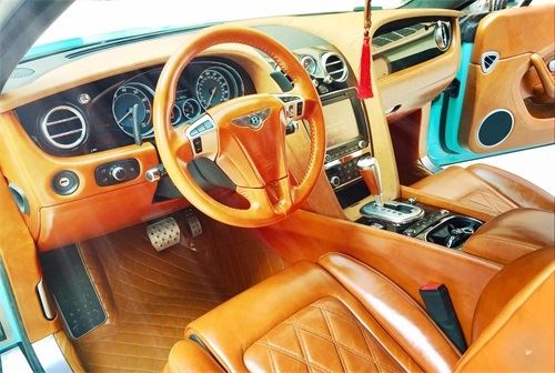 Bagaimana perubahan warna interior mobil kelas atas dilakukan?