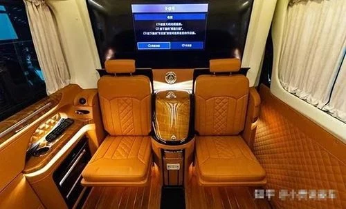 Mercedes-Benz Sprinter Karavan Sembilan-penumpang dengan Interior Mewah